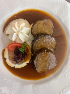 Zarter Rehbraten mit Preiselbeeren und Sahne – Wildgericht aus Obersulm bei Heilbronn.