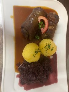 Hausgemachte Rinderroulade mit Rotkraut und Kartoffelklößen – deftige Küche in Obersulm.