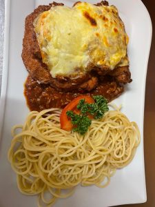 Überbackenes Schnitzel mit Bolognesesoße und Spaghetti – Hausmannskost aus Obersulm